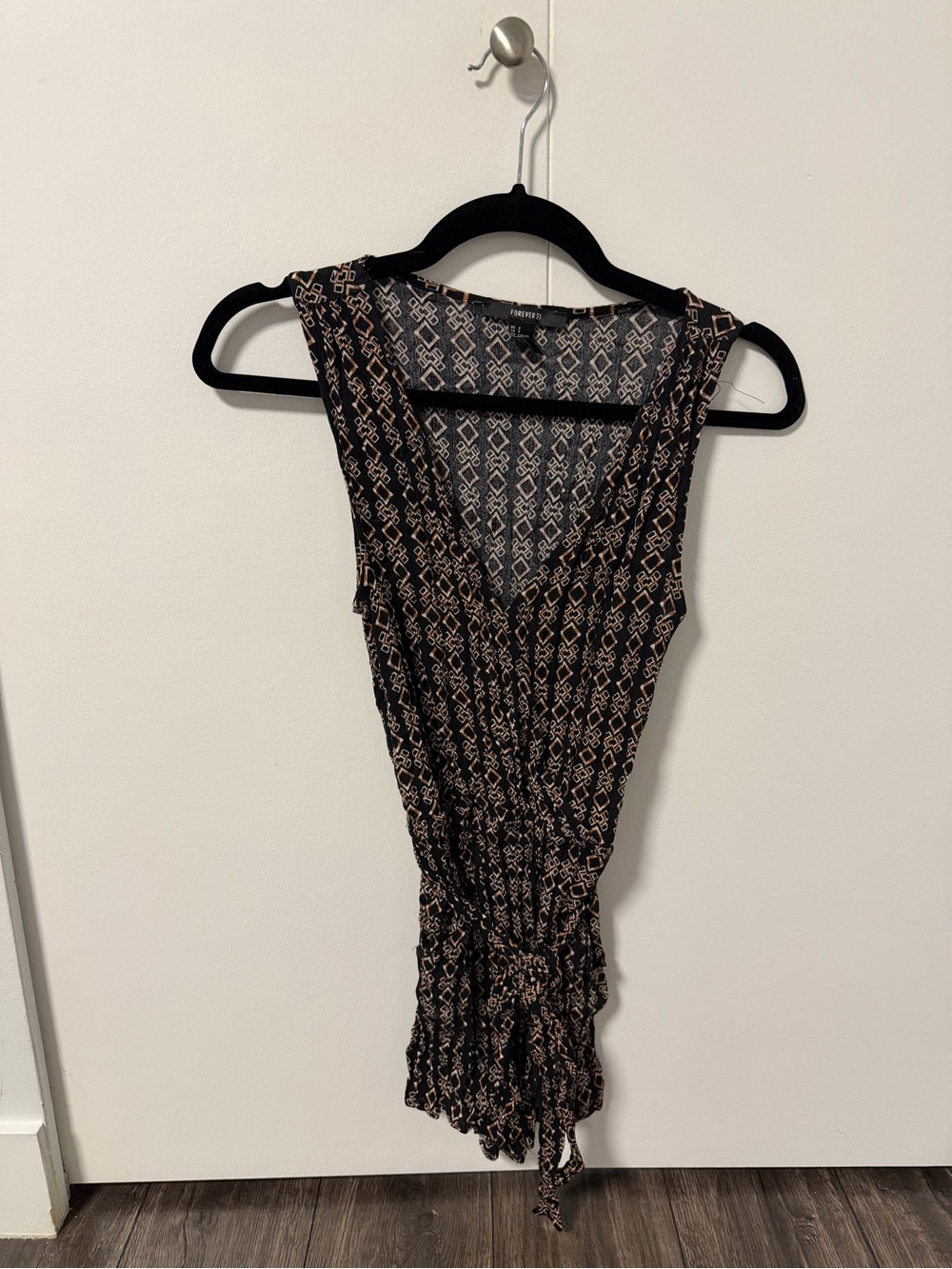 Forever 21 Black & Tan Geometric V-Neck Sleeveless Top